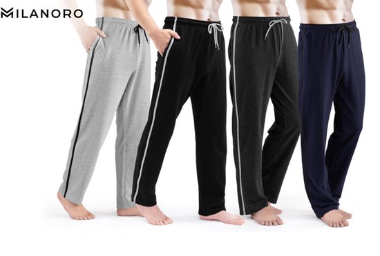 Vier heren joggingbroeken in grijs, zwart, donkergrijs en marineblauw, met zijstrepen.