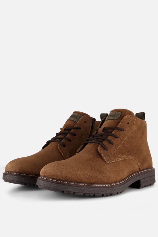 Cognackleurige suède veterboots van Rieker met donkerbruine zolen en veters. De boots hebben een ritssluiting aan de zijkant.