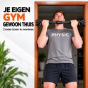 Man doet oefeningen aan een zwarte en oranje stang in een deurpost.