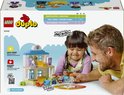 Vader en dochter spelen met LEGO Duplo dokterscentrum. De set bevat figuren en accessoires.