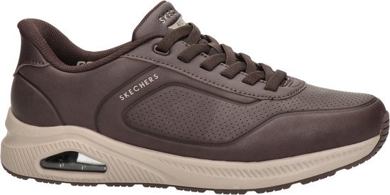 Zijkant van een bruine Skechers sneaker met veters, perforaties, beige zool en zichtbare air unit.