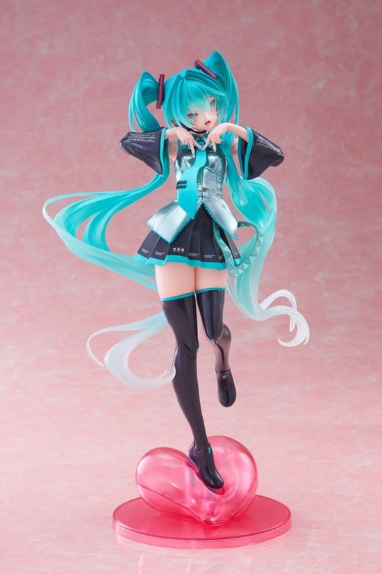 Hatsune Miku-figuur met turkooizen haar, zilveren top, zwarte rok, dij-hoge kousen en strik op roze hartvoet.