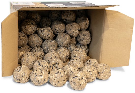 Een open kartonnen doos vol met 50 vetbollen voor vogels. De vetbollen zijn rond, bruin met zichtbare zaden en pinda's.