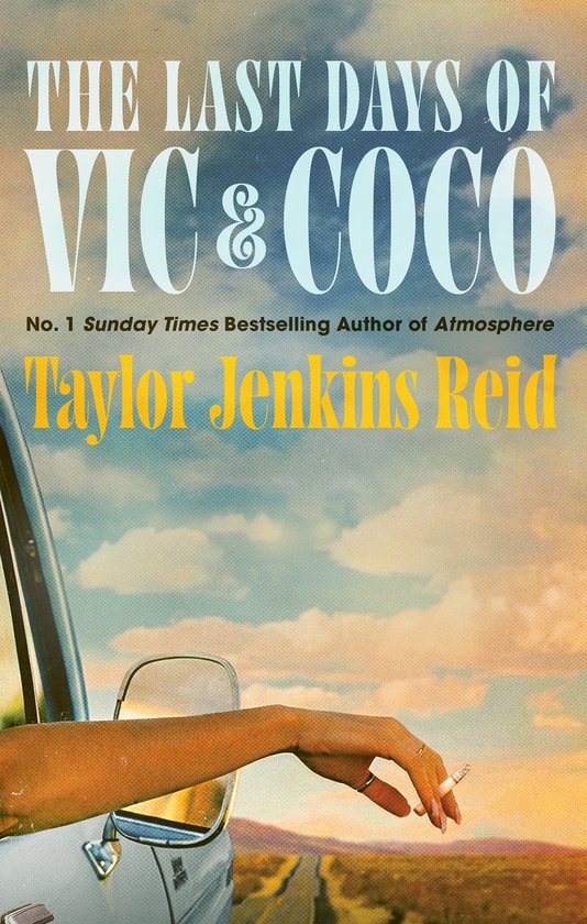 Boekomslag 'The Last Days of Vic & Coco' door Taylor Jenkins Reid. Een hand met sigaret uit autoraam in woestijnlandschap.