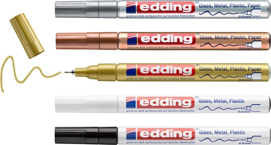 Vijf Edding glanslakmarkers met ronde punt (0,8 mm) in zilver, koper, goud, wit en zwart, met een gouden lijn.