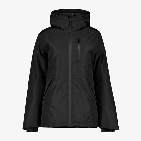 Zwarte outdoorjas voor dames met capuchon, ritszak op de borst en twee zijzakken.