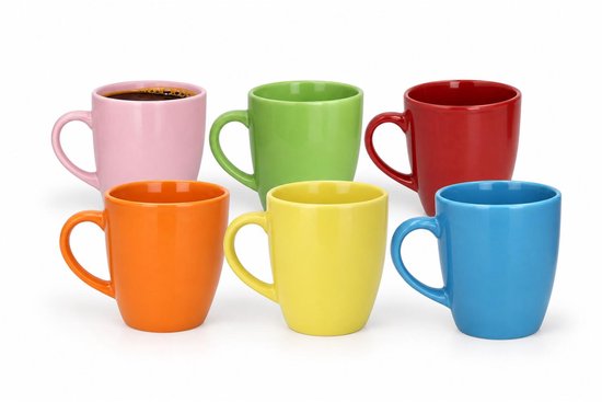 Set van zes kleurrijke keramische koffiemokken in roze, groen, rood, oranje, geel en blauw op een witte achtergrond.