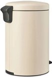 Crèmekleurige Brabantia prullenbak met deksel en donkergrijze handgreep.