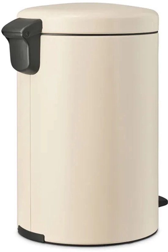 Crèmekleurige Brabantia prullenbak met deksel en donkergrijze handgreep.