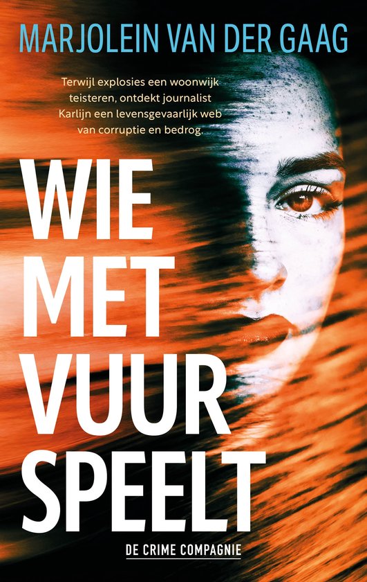 Boekcover met de titel 'Wie met vuur speelt' door Marjolein van der Gaag. Een vrouwengezicht is vervaagd op de achtergrond met oranje en zwarte strepen.