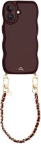 xoxo Wildhearts Glossy Wavy Cord Case Burgundy - Geschikt voor iPhone 16 - Classic Chain - Kort koord - Glimmend telefoonhoesje met golven - Hoesje met koord - Bordeaux rood met gouden ketting - Telefoonkoord - Korte variant koord