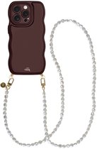 xoxo Wildhearts Glossy Wavy Cord Case Burgundy - Geschikt voor iPhone 13 Pro Max - Pearlfection - Lang koord - Glimmend telefoonhoesje met golven - Hoesje met koord - Parelketting - lang telefoonkoord - Bordeaux rood hoesje - Lange variant koord