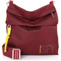 Rood textiel met verhoogde structuur en een gele sleutelhanger. De tas heeft een verstelbare schouderband.