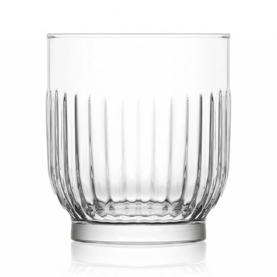 Verre à eau transparent avec nervures verticales.