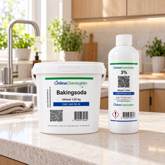 Emmer Baking Soda van 1,25 kg en 1 liter fles 3% Waterstofperoxide van OnlineChemicaliën op een keukenblad.