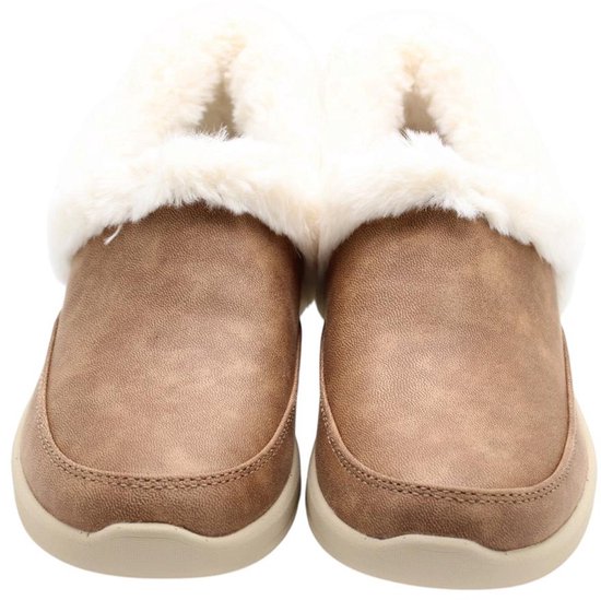Bruine Skechers Slip-ins sloffen met beige zool en witte imitatiebont voering, vooraanzicht.
