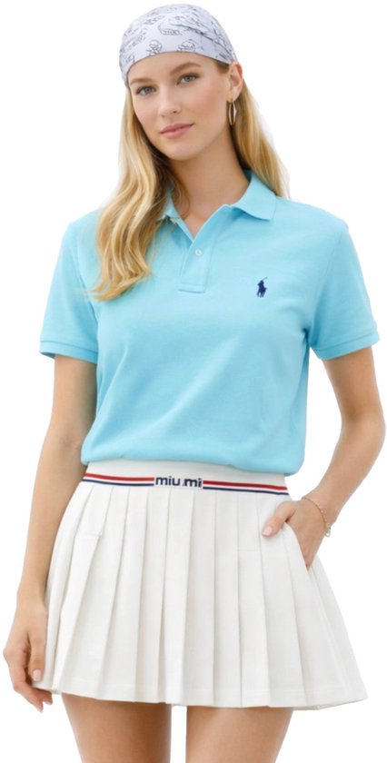 Model in lichtblauw Ralph Lauren poloshirt met donkerblauw logo en witte geplooide 'miu miu' rok.