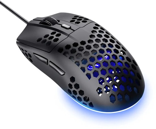 Zwarte bedrade gamingmuis met honingraatpatroon en blauwe RGB-verlichting, schuin van boven.