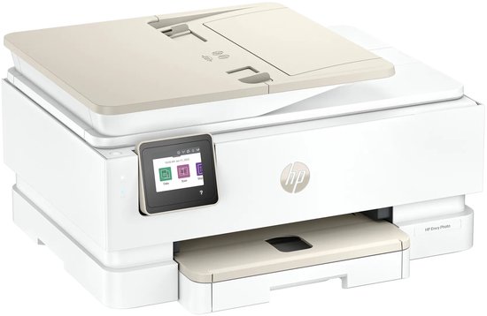 Witte HP Envy Photo printer met beige details, lade open, touchscreen toont 'Copy', 'Scan' en 'Shortcuts'.