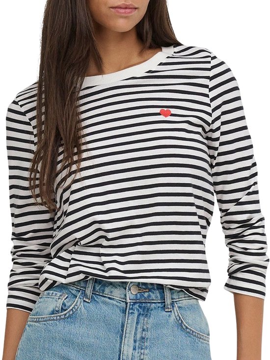 Gestreept zwart-wit shirt met lange mouwen en een klein rood hartje op de borst, gedragen door een model.