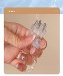 Hand die de transparante applicator met metalen puntjes onder water afspoelt.