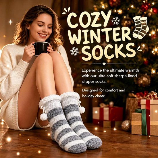 Vrouw met mok draagt gestreepte wintersokken met sherpa-voering. Tekst: COZY WINTER SOCKS.