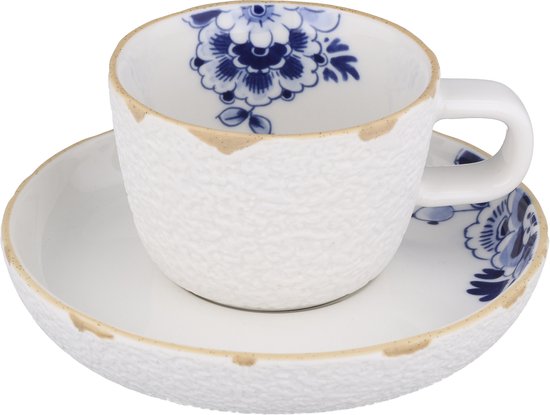 Cappuccinokop en schotel van wit porselein met blauw bloesemmotief en een verweerde bruine rand.