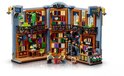 Volledig uitgevouwen LEGO Brickville Books boekenwinkel met twee minifiguren bij de ingang.