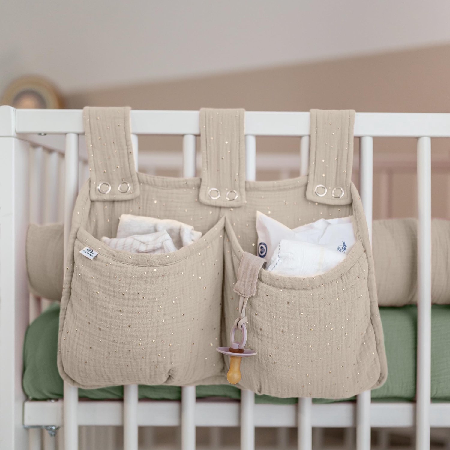 LILIMAUS Bed organizer voor kinderbed met gouden details - hangend bedtasje met 2 vakken - mousseline katoen - lichtbeige
