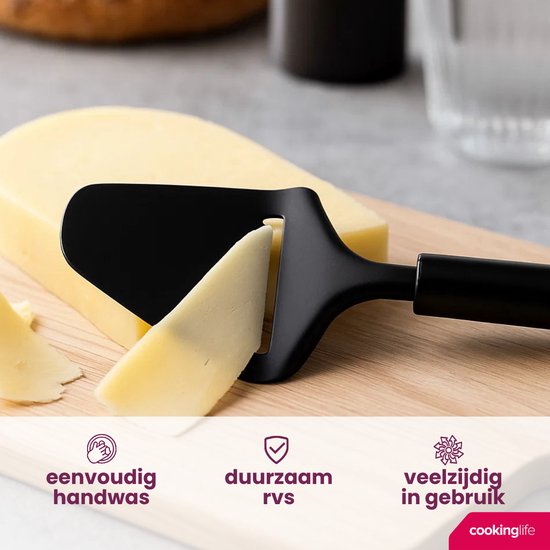 Een zwarte kaasschaaf snijdt kaas van een stuk kaas op een houten plank.