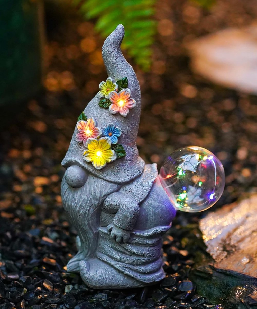 Tuinkabouter op zonne-energie, tuindecoratie, grappige tuinfiguur van hars met ledlicht | Grappige grijze dwerg met bloemen-led op hoed en lichtgevende zonnebal voor tuin, terras en balkon