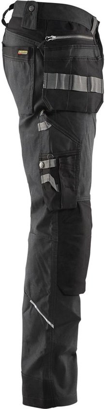 Werkbroek met veel zakken en reflecterende details. Donkergrijs met zwart.