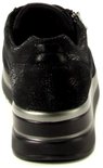 Zwarte sneaker met dikke zool en zilveren details, achterkant.