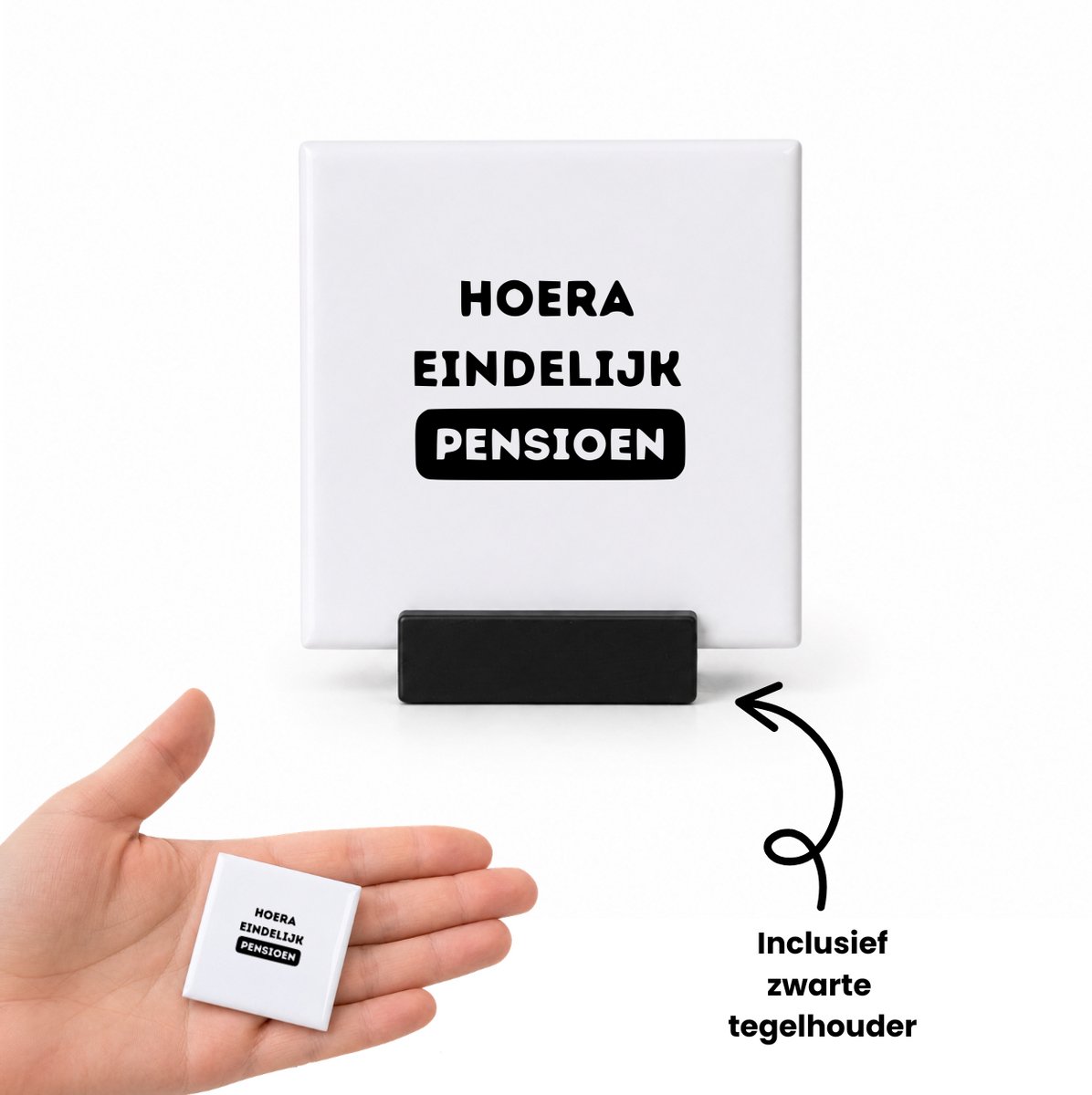 Hacebo Hoera eindelijk pensioen tegeltje met tegelhouder - Pensioen - Ouderen senioren - tegeltjes met tekst - Cadeau gefeliciteerd - spreuktegels - 4.8x4.8 CM Wit