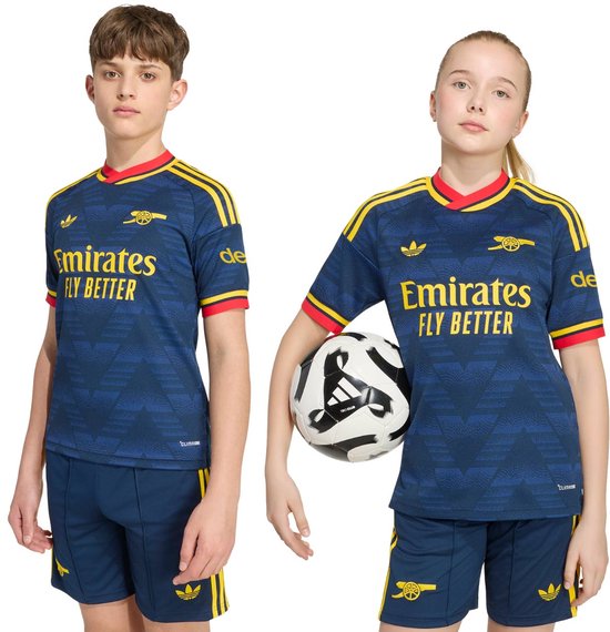 Jongen en meisje in een marineblauw Arsenal voetbalshirt met 'Emirates FLY BETTER' opdruk en gele strepen.