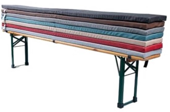 Stapel biertafelbank-kussens in diverse kleuren, zoals grijs, bruin, blauw en rood, op een houten klapbank.