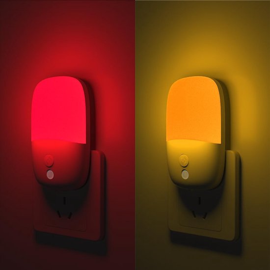 Rood en geel nachtlampje met intrekbare stekker, verlicht een muur.