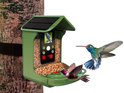 Groen vogelvoederhuisje met zonnepaneel, scherm met blauwe vogel, voerbak vol met zaad, twee kolibries.