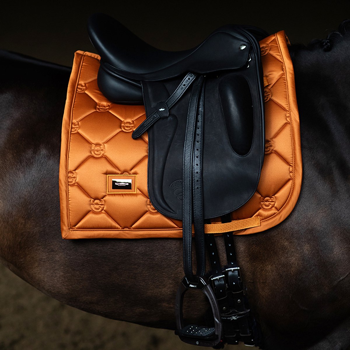 Equestrian Stockholm Zadeldek Equestrian Stockholm Satin Chestnut Dressuur Donkeroranje