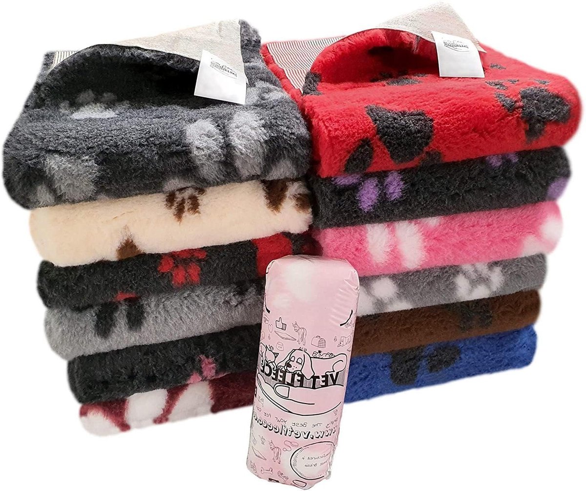 Dieren Fleece - Huisdier Beddengoed - Comfortabel Rusten - Gemaakt van Gerecycled Plastic - 1.50m x 1.00m - Rood met Pootjes