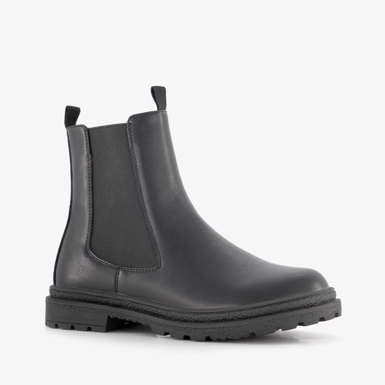 Zwarte Chelsea boot met elastische inzetstukken aan de zijkant en een profielzool.