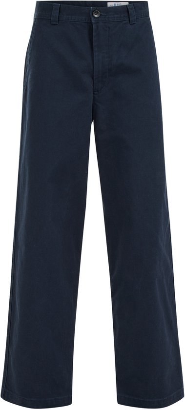 Een donkerblauwe chino broek met rechte pijpen, op witte achtergrond.
