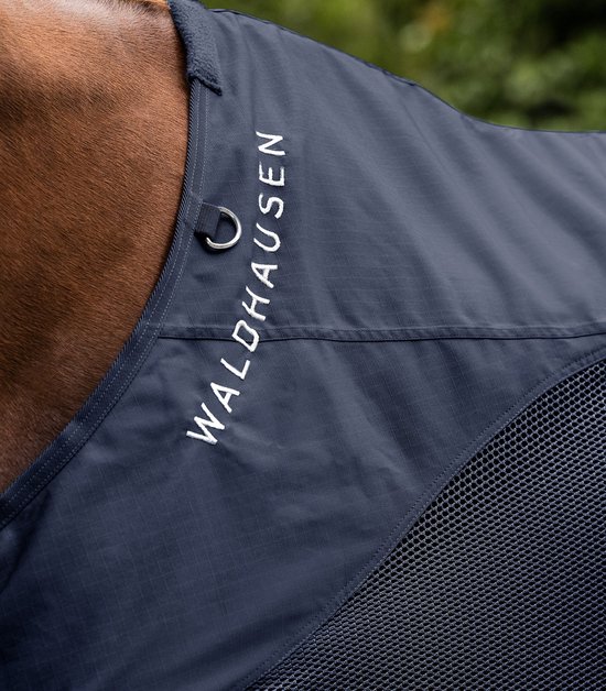 Donkerblauwe deken met 'Waldhausen' opdruk in wit.