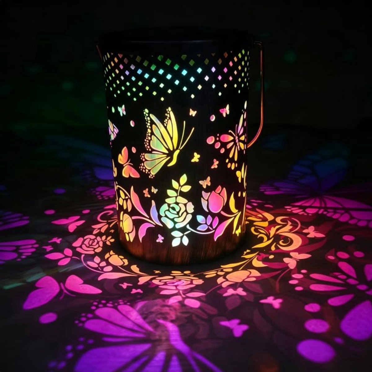 Casalora® Solar Paarse Vlinder Tuinlamp – 1 Stuk – Kleurrijke Projectie Buitenverlichting – Waterdichte Metalen Wandlamp – Decoratieve Tuinverlichting