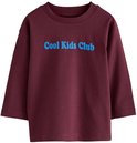 Bordeaux T-shirt met de tekst 'Cool Kids Club' in blauwe letters.