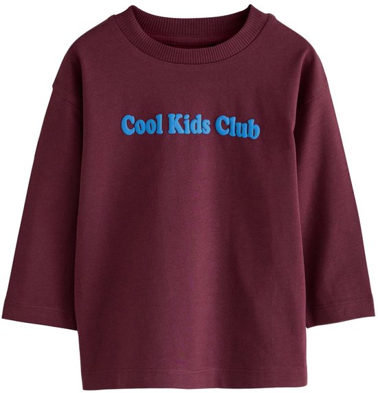 Bordeaux T-shirt met de tekst 'Cool Kids Club' in blauwe letters.