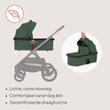 Groene reiswieg op een kinderwagenframe met grote wielen.