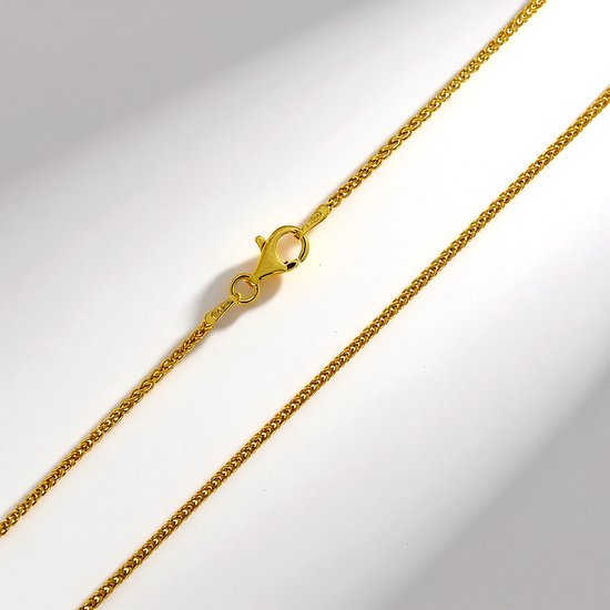 Gouden ketting met een elegant vlechtpatroon en karabijnsluiting.