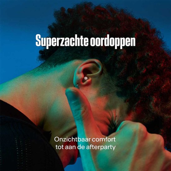 Een man met krullend haar, dichtbij gefotografeerd, met rode en groene verlichting. "Superzachte oordoppen"