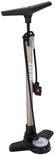 Zilveren fietspomp met zwarte T-greep, slang en voet, met Zefal-logo en manometer.